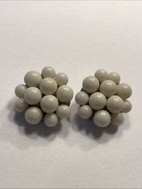Hong Kong 🇭🇰 vintage Classic white Cluster Button clip Earrings